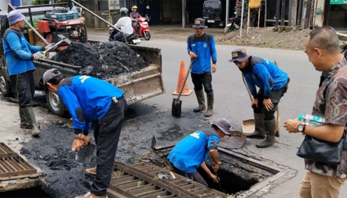 Musim Hujan, PUTR Bersihkan Drainase di Jalan SL Tobing Tasikmalaya