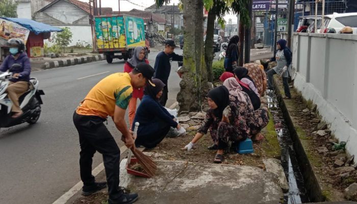 Gotong Royong Bersih Lingkungan, Warga Panyingkiran Perkuat Solidaritas Sosial