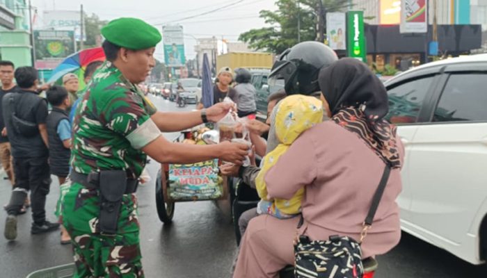 Jelang Berbuka, Kodim 0612 Tasikmalaya dan Gandara Group 37 Bagikan 1.000 Takjil