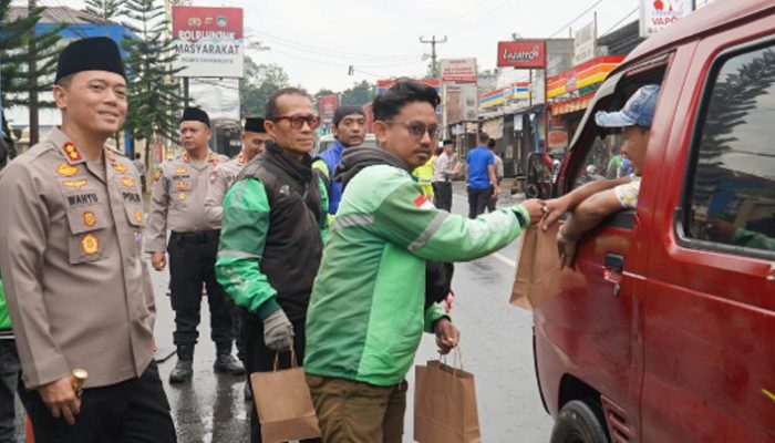 Jelang Buka, Polres Tasikmalaya Turun ke Jalan Bareng Driver Gojek Bagikan Takjil