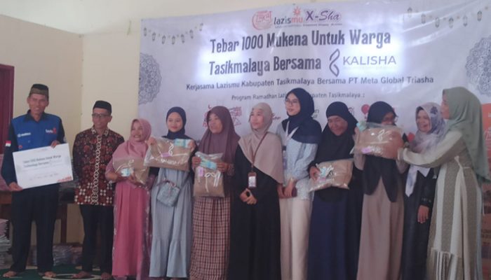 Jelang Akhir Ramadan, Kalisha Bagikan 1.000 Mukena untuk Warga Kabupaten Tasikmalaya