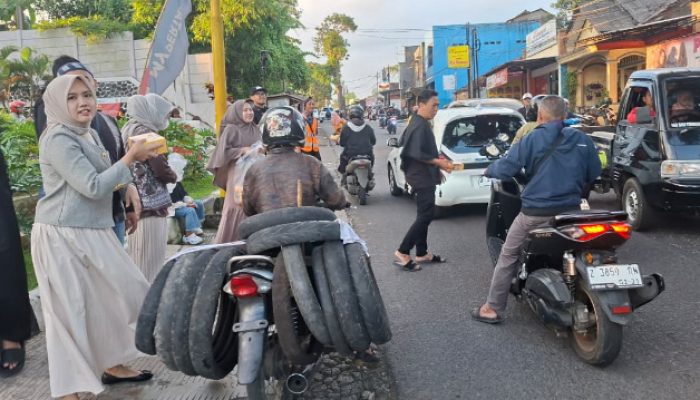 Aksi Berbagi Perawat Hipkabi Tasikmalaya, Ratusan Takjil Dibagikan di Singaparna