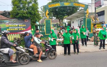 Kolaborasi Koramil Cisayong dan Gandara Group, Ratusan Takjil Dibagikan ke Masyarakat