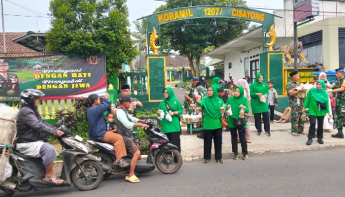 Kolaborasi Koramil Cisayong dan Gandara Group, Ratusan Takjil Dibagikan ke Masyarakat
