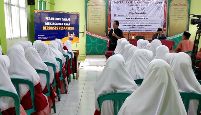 Ketua KPAID Tasikmalaya Bekali Santri Kelas Akhir di Ponpes Darussalam tentang Hak Anak