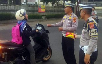 Aksi Ramadan Satlantas Polres Tasikmalaya, Tebar Nasi Kotak untuk Pengguna Jalan
