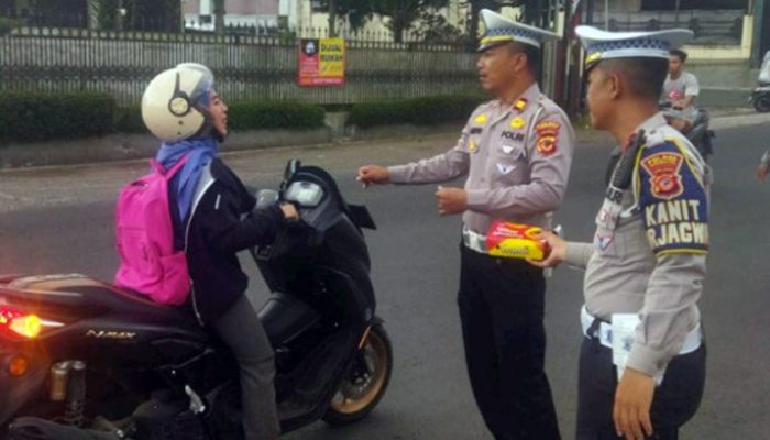 Aksi Ramadan Satlantas Polres Tasikmalaya, Tebar Nasi Kotak untuk Pengguna Jalan