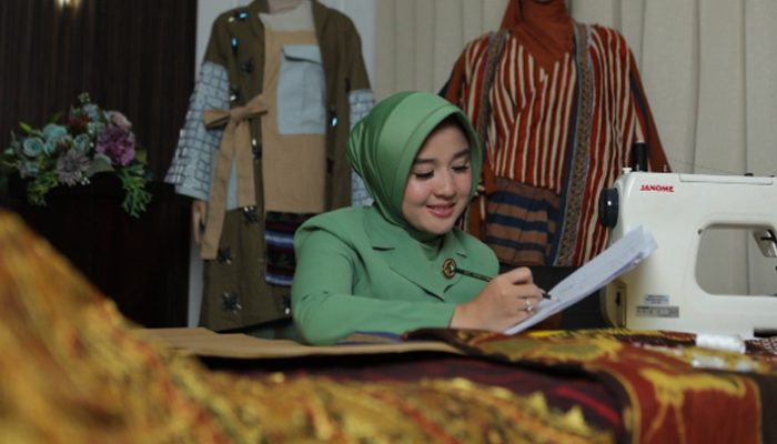 Almira Try Suhandy, Merajut Wastra Nusantara ke Panggung Mode Modern