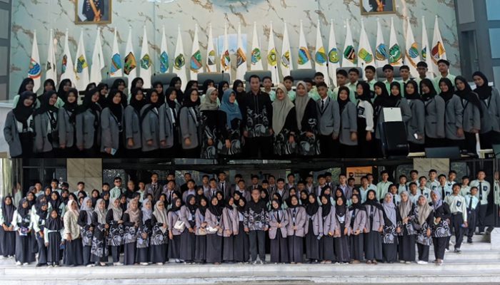 Sinkronkan Teori dan Praktik, Siswa SMP-SMK Riyadul Hikmah Salopa Ikuti Kunjungan Industri