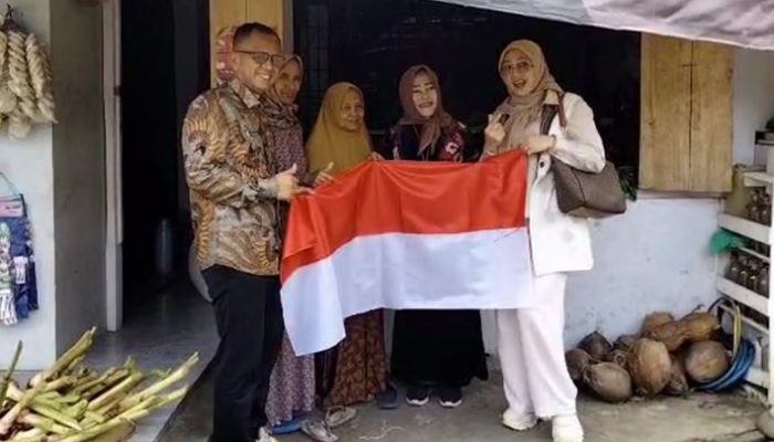 Bendera Merah Putih Dibagikan Door to Door, DPPKBP3A Kota Tasikmalaya Ajak Warga Hidupkan Nasionalisme