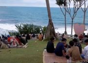 Banyak Fasilitas Baru, Libur Lebaran Pantai Karang Tawulan Diserbu Pengunjung