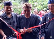 Seniman Andi Ramdani Resmikan Pameran Kandang Seni Tengah Sawah