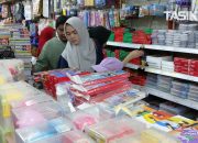 Persiapan Masuk Sekolah, Toko Buku di Kota Tasikmalaya Diserbu Pembeli